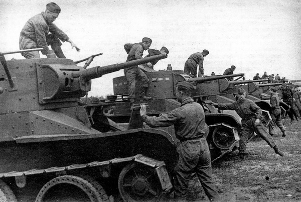 Танкисты занимают места в боевых машинах. Московский военный округ. 1935 год.