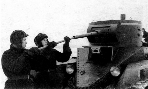 Танкисты за чисткой орудия после боевых стрельб. 7-й механизированный корпус, Ленинградский военный округ. 1935 год.