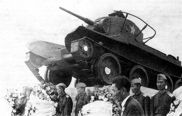 Памятник советским танкистам в Монголии на реке Халхин-Гол.