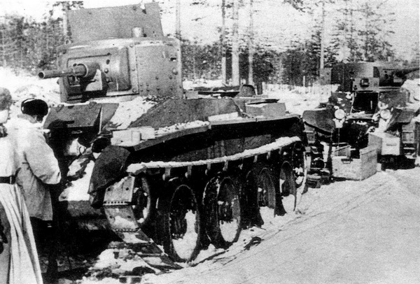Финские солдаты осматривают брошенные советские танки БТ-5. Зима 1940 года.
