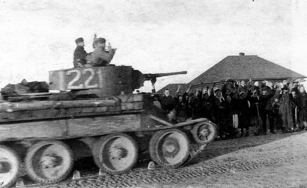 Танки 109-й мотострелковой дивизии выдвигаются на передовую. Западный фронт, 1941 год.
