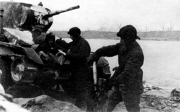 Танки БТ-5 123-й танковой бригады в районе Невской Дубровки. Ленинградский фронт. Ноябрь 1941 года.