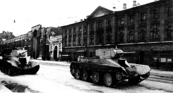 Блокадный Ленинград. Танки БТ-5 направляются на фронт по проспекту Володарского. 1943 год.
