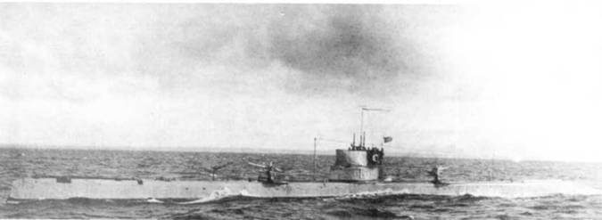 Подводные лодки: “Леопард” на стапеле в 1916 г. (вверху), “Буревестник” во время спуска на воду в 1916 г. (в центре) и “Тур” в походе (внизу)