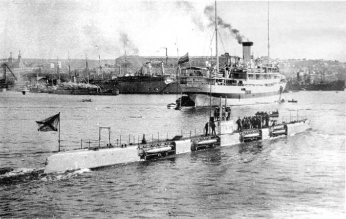 Подводные лодки: “Нерпа” (вверху) и “Морж” в 1916 г. после возвращения в Севастополь из 15-суточного боевого похода (внизу)