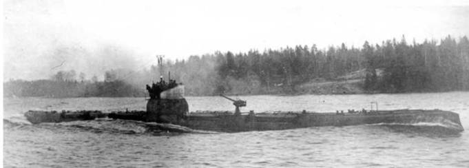 Подводные лодки: “Ерш” (вверху) и “Змея” уходят на испытания 1917 г.