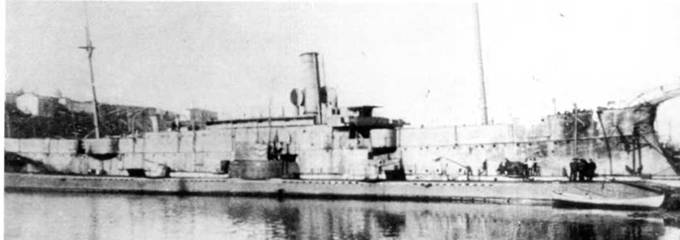 Подводная лодка “Утка” у борта блокшива №9 – быв. крейсер "Память Меркурия”. 1919 г. (вверху)