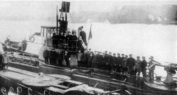 Построение на одной из лодок типа “Барс”. 1920- е гг. (слева)