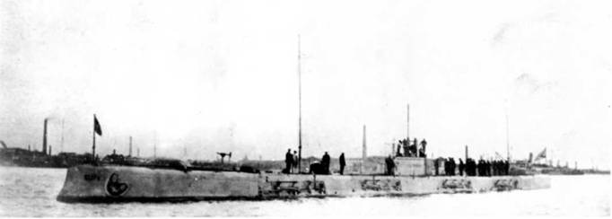 Подводная лодка “Вепрь” в Ревеле на заводе “Ноблесснер" зимой 1915-1916 гг. (фото вверху) и во время выхода в море (в центре)