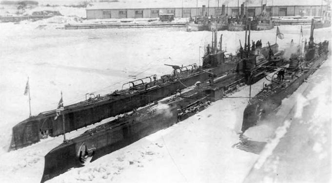 Подводные лодки типа “Барс” на зимней стоянке.
