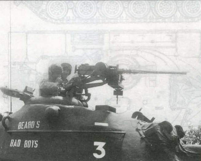 На танке М48 крупнокалиберный <a href='https://arsenal-info.ru/b/book/3005399322/33' target='_self'>зенитный пулемет</a> устанавливался над люком командира