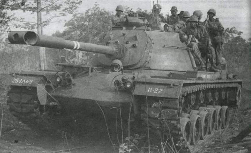 Танк М48А2С из состава 1-го батальона 69-го танкового полка армии США в окрестностях южновьетнамского города Плейку. 1967 год