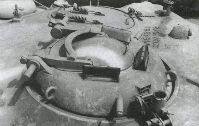 Командирская башенка «Урдан» израильской конструкции. На переднем плане — кронштейн крепления единого пулемета М60