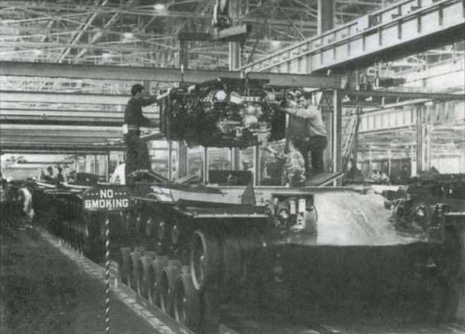 Монтаж двигателя в танке Т48 на производственной линии завода «Форд»