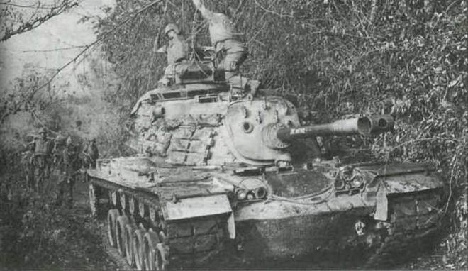 Средний танк М48А3 движется по узкой дороге во вьетнамских джунглях