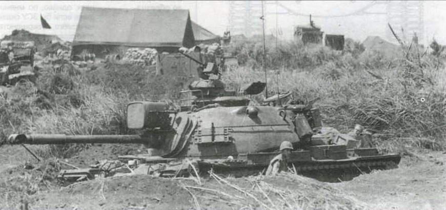 Один из танков М48А3 3-го танкового батальона Корпуса морской пехоты США на огневой позиции у опорного пункта Ке Сан