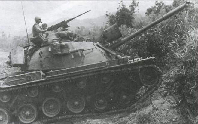 Танк М48А2С 5-й пехотной дивизии Армии США преодолевает препятствие. На стволе пушки установлен ксеноновый прожектор, неплохо зарекомендовавший себя во Вьетнаме