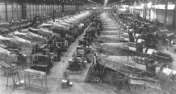 Массовый выпуск самолетов Хоукер «Харрикейн», 13 марта 1940 года. Хорошо видна конструкция хвостовой части фюзеляжа и центроплана.