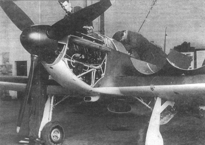 Хоукер «Харрикейн Mk I» во время ремонта, 25 июля 1940 года. Видна моторама и сам двигатель. Обратите внимание на тщательно заклеенные тканыо порты пулеметов. Ткань даже подкрашена в цвет камуфляжа… Самолет оснащен винтом «Ротол».