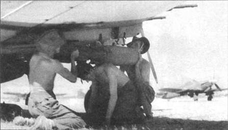 Подвеска 250-фунтовой (113,5 кг!) бомбы под крыло «Харрибомбера» народным английским способом, Бирма, 1945 год. На снимке рядовые М.Г. Беккетт, Р.Дж. Хендри и У. Уоткинс.