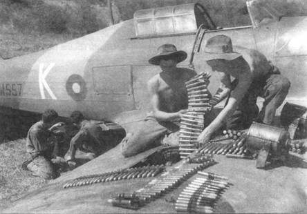 Укладка боекомплекта, Бирма, 1945 год. Пушки заряжает капрал Э. Йео и рядовой К.Э. Блэнд. На заднем плане снаряжают фотокамеру. Оптикой занимаются рядовой Д.Л. Уортингтон и Э.Х. Дейви.