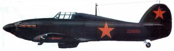 «Харрикейн Мк IIВ» (Z2899), первый «Харрикейн», доставленный в Советский Союз морем 22 сентября 1941 года. До этого самолет летал в ночной эскадрильи RAF, поэтому целиком выкрашен в черный цвет. Английские опознавательные знаки закрашены темно-зеленой краской.
