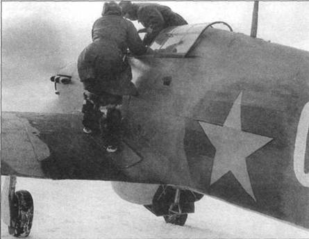 Две известные фотографии: «Харрикейн Mk IIA (Т)», доставленный в СССР осенью 1941 года. 28 октября после эвакуации личного состава английского 151-го крыла самолет передали советским войскам. Видны следы перекрашивания самолета, тактический номер «01» и серийный номер Z5252, означавший серию марта-сентября 1941 года. Самолет официально числился как 1IB, но на снимке видно, что он вооружен только восемью пулеметами.