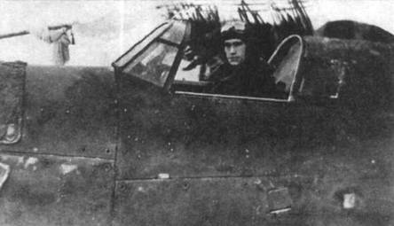 Капитан Цыганко, командир 2-й эскадрильи 26-го ГвИАП, Ленинград, осень/зима 1942 года. Хорошо видны детали центральной части фюзеляжа.