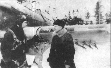 Старший лейтенант Майборода беседует с полковым инженером (технический офицер) Патрикеевым у своего «Харрикейна». 26-й ГвИАП, Ленинградский фронт, зима 1942/43 г.г. На снимке видны направляющие для ракет РС-82.