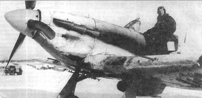 Два снимка «Харрикейнов» (точнее «Харритонов», несущих советское вооружение), готовящихся к разведывательному вылету, зима 1942/43. Обе машины принадлежат 14-й ОРАЭ, Подмосковье. «Харритоны» оснащались шестью направляющими для ракет РС-82, двумя 20-мм пушками ШВАК и двумя пулеметами. Обратите внимание на окраску самолетов. У одного из них черный кок винта, a у другого желтый.