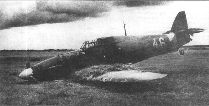 «Харрикейн Mk IIВ», переделанный в «Харритона», 1943 год. Серо-зеленый камуфляж, старый тип звезды (красная с тонкой черной каймой), а также желтый тактический номер «46», частично закрывающий серийный номер BG910. Самолет изготовлен в конце 1941- начале 1942 года.
