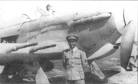 Венгерский пилот на фоне трофейного «Харрикейна Mk IIС» из 235-й ИАД, захваченного в июле 1942 года к югу от Воронежа. Обратите внимание на нетипичную окраску носа самолета. Под фонарем видна надпись «Empire Quill».