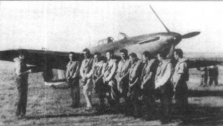 53-я истребительная эскадрилья ВВС Румынии на фоне одного из самолетов, СССР, 1942 год. Эскадрилья никогда не имела полного штата в 12 машин из-за постоянных проблем с запасными частями.
