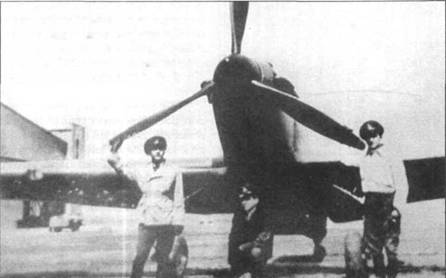Трое румынских пилотов на фоне «Харрикейна Mk I». Машина имеет темный кок. В Королевских ВВС такая деталь типична для лета 1940 г ода.