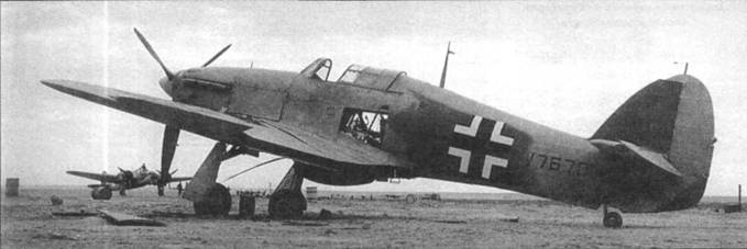 «Харрикейн PR trop I» (V7670), захваченный немцами в марте 1941 года и отбитый англичанами в январе 1943 года на аэродроме Гамбут.