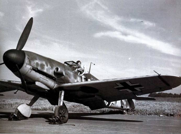 Из всего семейства Me 109 самым чутким и приятным и пилотировании был Me 109F (Friedrich). Чтобы улучшить летные данные Me 109Е конструкторы переделали капот двиг ателя, крыло и хвостовое оперение. Начиная с модификации Bf 109F-4, двигатель DB 601N был заменен 1350-сильным DB 601Е. (DR)