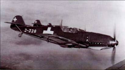Звено Me 109E-3 швейцарских ВВС в полете в строю над территорией Швейцарии (начало 1940-х гг.) (DR)