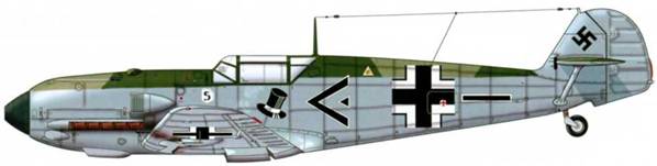 Bf 109Е-3 из II./jg 26, Норвегия, март 1940 г. Пилот капитан Хервиг Кнюппель, командир II./JG 26. Ветеран гражданской войны в Испании. Когда он принял командование группой, поместил на борту изображение цилиндра, эмблему своего бывшего подразделения. Погиб недалеко от Лилля 19 мая 1940 г. Верхние поверхности: RLM 71 /02. Нижние поверхности: RLM 65 .