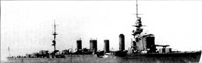 Легкий крейсер «Сендай» в Йокогаме, 5 сентября 1931 г. «Сендай» стал единственным крейсером 3-й серии, вступившим во Вторую мировую войну с носовой оконечностью корпуса исходной формы. Катапульта на корабле пока не установлена.