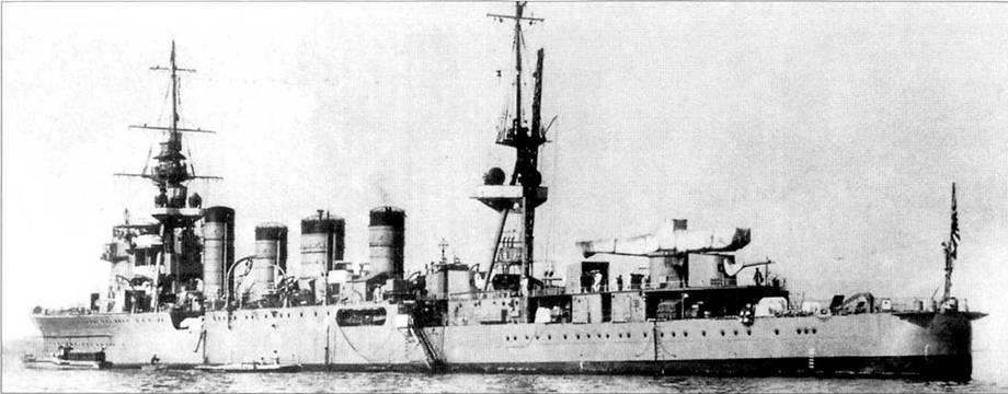 Фотография легкого крейсера «Юниу» сделана в 1938 г. незадолго до постановка корабля в док для модернизации.