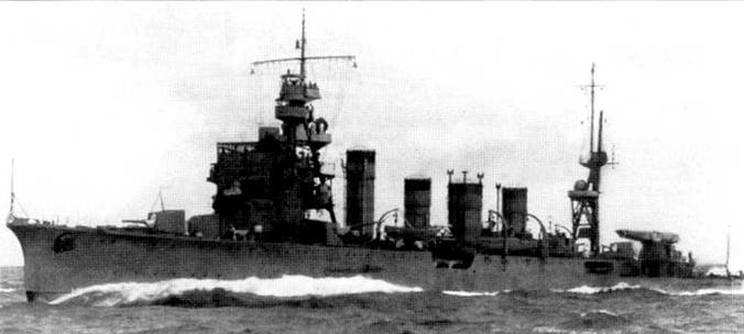 Недавно покинувший сухой док легкий крейсер «Юниу» режет волну на ходовых испытаниях. 13 ноября 1939 г., залив Хиросима. На крейсере установлены новейшие 610-мм торпедные аппараты, на мостике смонтирован оптический дальномер, перестроена грот- мачта. После модернизации крейсер значительно осел в воду.