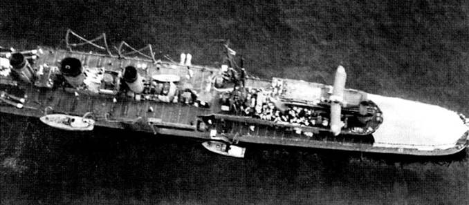 Фотография крейсера «Сендай» сделана с самолета в 1941 г. Отлично видны медные полосы, которыми к палубе прикреплены листы линолеума. На катапульту установлен гидросамолет Каваниши Е7К2 тип 44. Со временем гидропланы данного типа сменили более совершенные гидросамолеты Аичи Е13А11 тип 0.