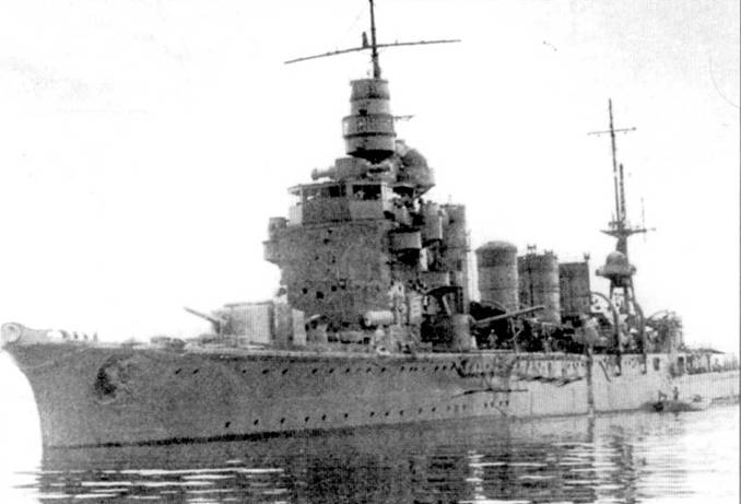 Легкий крейсер «Нака», 22 апреля 1942 г. Фок-мачта укорочена, на крыльях мостика смонтированы оптические дальномеры.