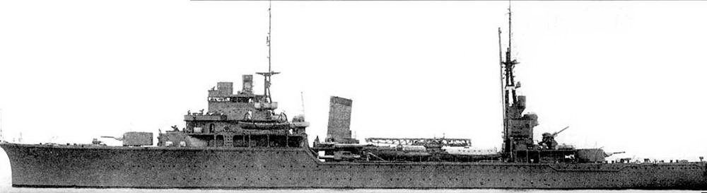 Левый борт учебного крейсера «Каши», фотография датирована 15 июля 1941 г. Небольшой учебный корабль по своим размерам был близок к экспериментальному крейсеру «Обари», но развивал скорость полного хода всего в 18 узлов. «Каши» и два других крейсера данного типа изначально предполагалось использовать в качестве флагманских кораблей.
