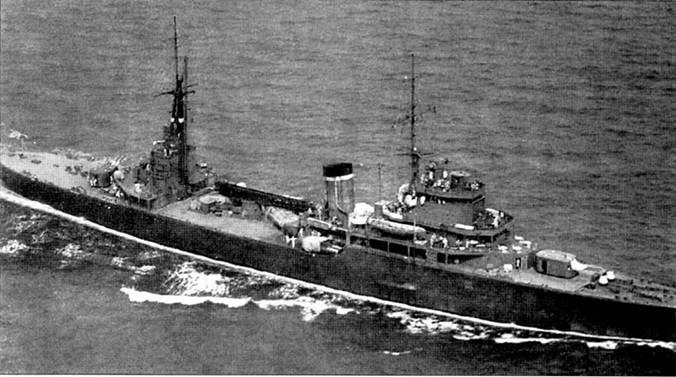 Учебный крейсер «Кашима» в водах атолла Трук. 1941 г. На корабле установлены двухорудийные башни модель 1–2, такие же, как на экспериментальном легком крейсере «Юбари».