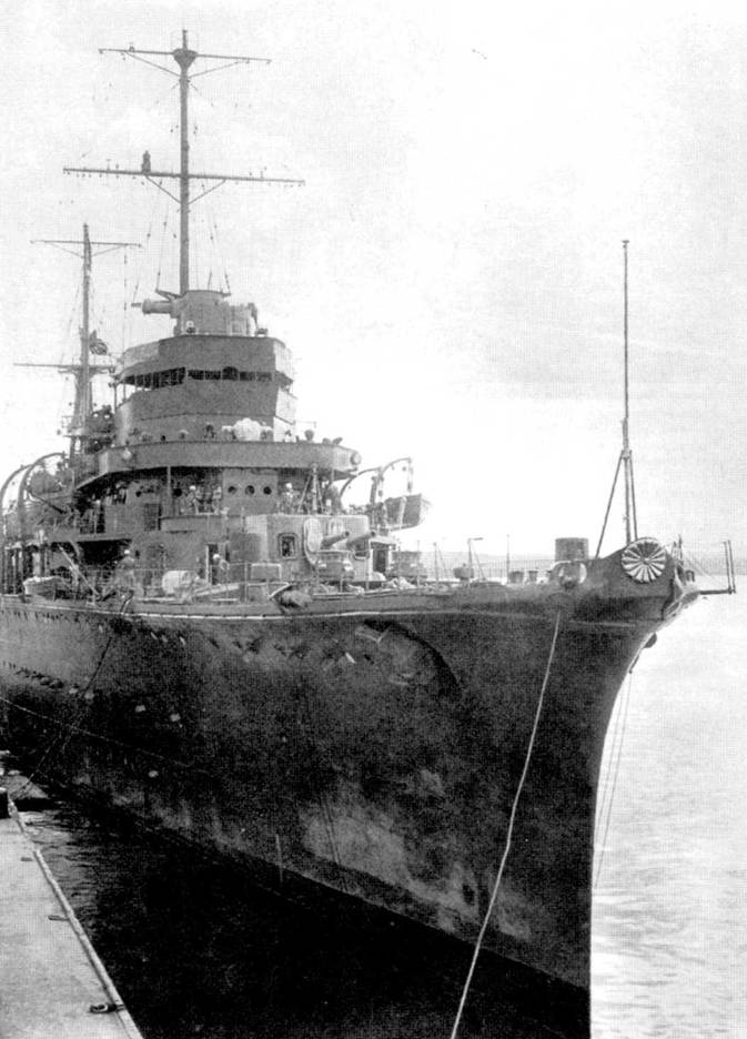 Легкий крейсер «Каши» к Сингапуре, 17 апреля 1943 г. Тогда «Киши» являлся флагманским кораблем флота. К 1944 г. фок-мачта крейсера была укорочена. Отлично видна носовая двухорудийная башня модель А-2.