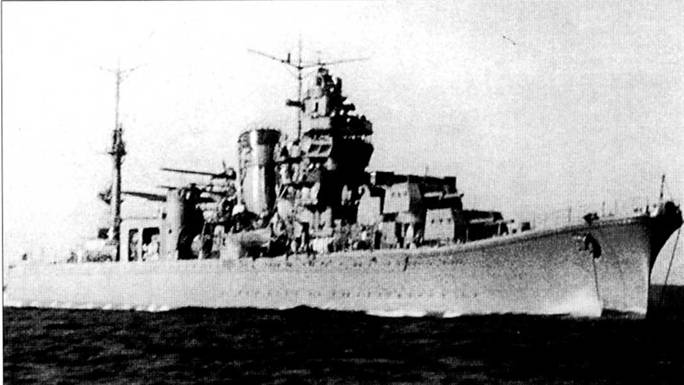 Новейший крейсер «Агано», Трук, 1942 г. Из клюзов спущены цепи, но — не якорные, а для буксировки параванов. За катапультой установлен гидросамолет Мицубиси F1M2 тип 0, на катапульте — гидросамолет Аичи Е13а1 тип 0. Позже крейсер нес два гидросамолета Аичи тип 0.