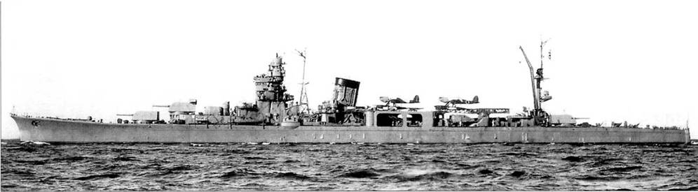 Легкий крейсер «Яхаги» вышел в море из военно-морской базы Сасебо, 19 декабря 1943 г. Крейсер оборудован катапультой модель 5, в то время как на его систер-шипах «Агано» и «Ноширо» стояли катапульты модель 11. Оптический дальномер на крейсере «Яхаги» был вынесен ближе к носу, по сравнению с оптическими дальномерами «Агано» и «Ноширо».