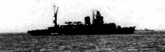 Легкий крейсер «Яхаги» накануне сражения в заливе Лингга, октябрь 1944 г. Просматриваются силуэты двух гидросамолетов Аичи Е13а1 тип 0.