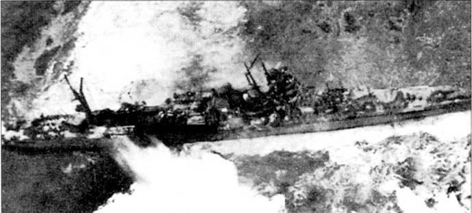 Легкий крейсер «Яхаги» под ударом американский палубной авиации, 7 апреля 1945 г. В этот день самолеты авианосцев ВМС США сорвали знаменитый последний поход Императорского японского флота. Тогда был потоплен линкор «Ямато».
